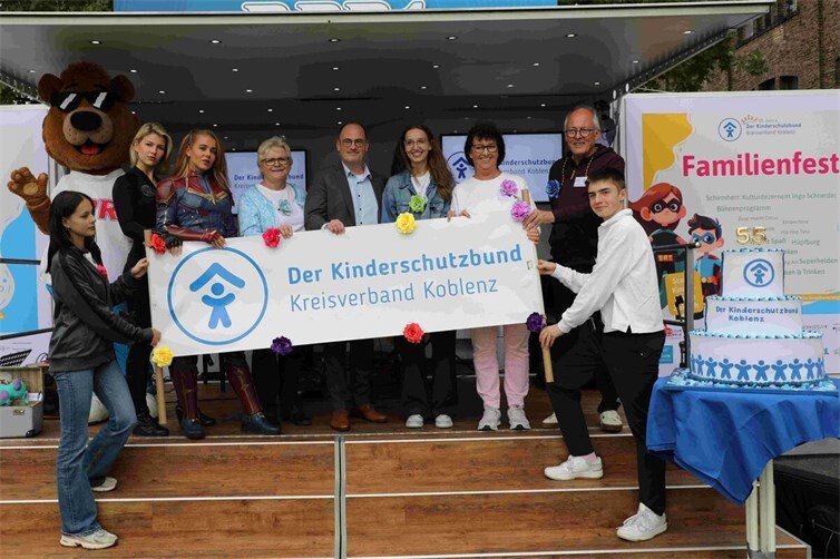 Elisabeth Löwen (DKSB Ko), RPR1 Bär, Marvel Superheldinnen, Gabi Theis (Vorstand DKSB Ko), Ingo Schneider (Bildmitte, Schirmherr des Festes und Kulturdezernent), Selina Trotno (Vorstand DKSB Ko), Anke Jorzig (Geschäftsführerin DKSB Ko), Michael Kessler (Vorstand DKSB Ko), Mathies Schuch (DKSB Ko).