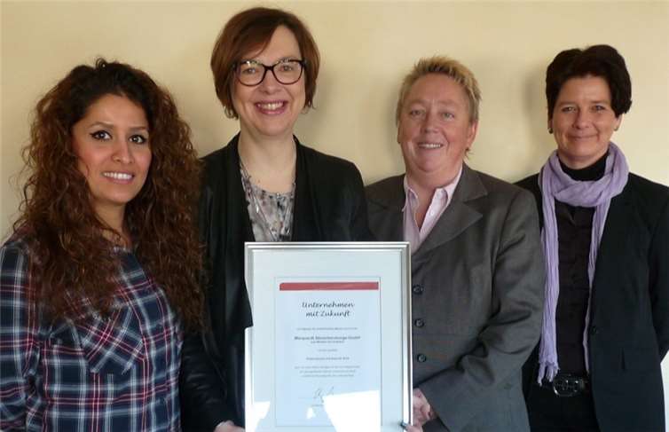 Elisabeth Marquardt (2.v.l.) freut sich gemeinsam mit Azubi Razieh Shayani (l.) über die Auszeichnung der Agentur für Arbeit Koblenz-Mayen, die ihnen von Agenturleiterin Ulrike Mohrs und Arbeitgeberbetreuerin Renate Stromberg überreicht wurde. Agentur für Arbeit Koblenz-Mayen