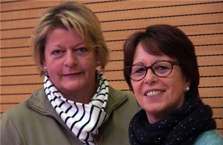 Elisabeth Meyer-Geisen (li.) und Annette Weiß sind Freiwillige für die Hotline nach dem Fernsehgottesdienst.Julia Fröder/Bistum Trier