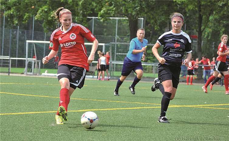 Elisabeth Müller (in Rot) beim Spielaufbau. Norbert Becker