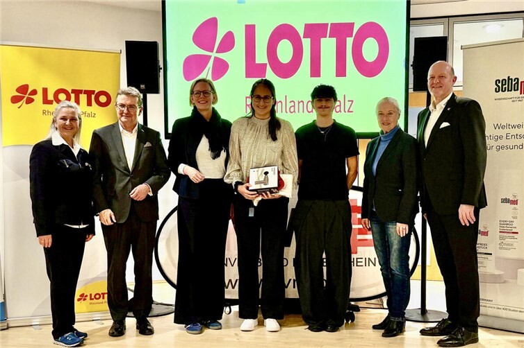 Elisabeth Quraishi und Semih Göktepe (Mitte) bei ihrer Ehrung für ihre sportlichen Leistungen. 