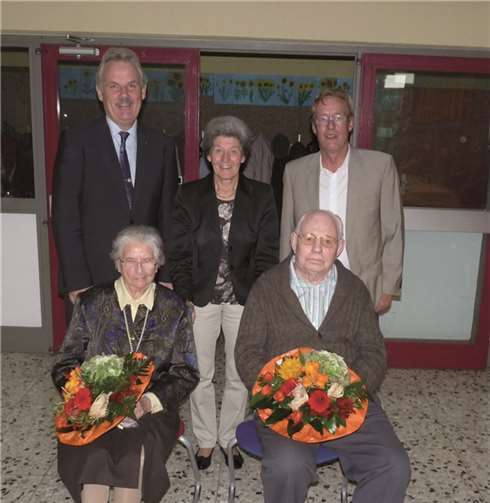 Elisabeth Rüterborien mit 99 Jahren sowie Wilfried Wiechert mit 87 Jahren wurden als älteste Teilnehmer geehrt. Hinten v.l.n.r. Stefan Raetz, Edeltraud Bongartz und Ortsvorsteher Jochen Bois. privat