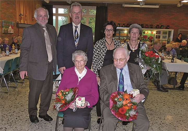 Elisabeth Rüterbories mit 98 Jahren sowie Wilfried Wiechert mit 86 Jahren (vorne) wurden als älteste Teilnehmer von Bürgermeister Stefan Raetz (stehend, 2. v. l.) im Beisein von (v. l.) Karl Heinz Kerstholt, Silke Josten-Schneider und Edeltraud Bongartz geehrt. privat
