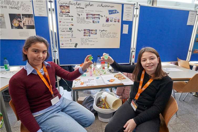Elisabeth Sachs und Nele Maier aus Leutesdorf untersuchten, wie sich Gummibärchen im Wasser verändern.