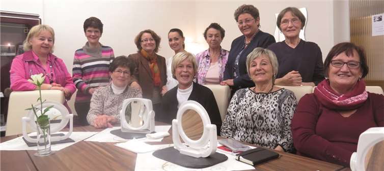 Das individuelle Make-up Elisabeth Schuster, Projektleiterin super60, bedankte sich bei Doris Werr und Katharina Schisch mit einem Blumenpräsent für die sehr individuelle Veranstaltung. privat