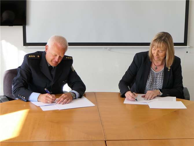 Elisabeth Wilhelmi-Dietrich (Leiterin des Jugendhilfezentrums) und Polizeidirektor Carsten Westerkamp (Leiter des Bundespolizeiaus- und -fortbildungszentrums Swisttal). Quellen: Bundespolizeiaus- und -fortbildungszentrum Swisttal