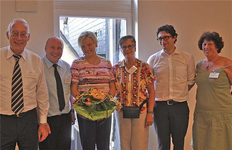 Elise Peller (3.v.l.) wurde anlässlich der Mitgliederversammlung der Förderer Mutter-Beethoven-Haus aus dem Vorstand entlassen. Sie macht Dr. Gabriele Rott (r.) „Platz“, die das Koblenzer Musikleben gut kennt - neue Impulse sind zu erwarten. (V.l.) Vorsitzender Dr. Eberhard Schulte-Wissermann, 2. Vorsitzender Manfred Diehl, Elise Peller, Karin Ostermann, Kassierer Stephan Carrillo und Dr. Gabriele Rott.  Privat