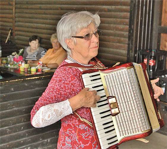 Elise Schmidt-Steinwender spielte mit ihrem Akkordeon volkstümliche Musik und sorge somit für perfekte Stimmung beim Patientenfest des DRK im Brohltal.
