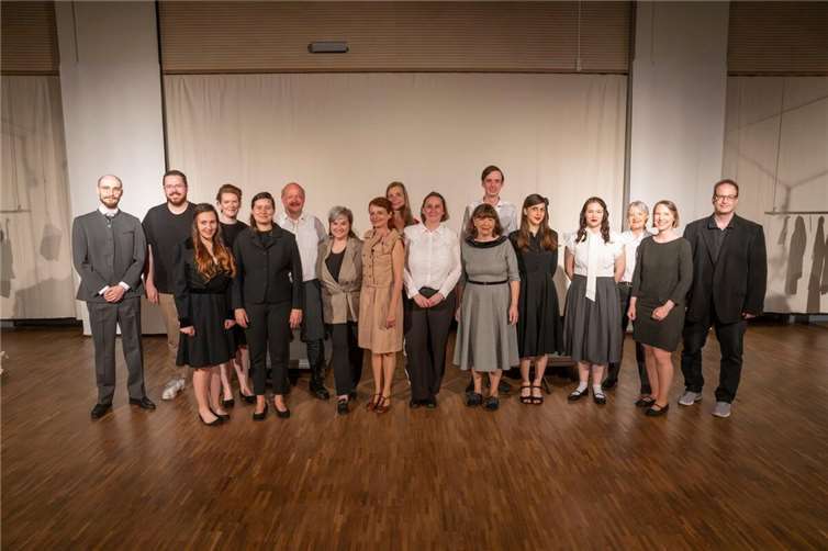 Elke Bastuck, Sofía Cosano Boettiger, Verena Evers, Christa Greis, Erwin Groß, Linda Godlinski, Vivien Henning, Ninja Lehnert, Simone Lorenz, Anja Mehner, Cansin Öncebe, Anna Lea Paulig, Jonathan Werle, Anuschka Schäfer-Winkler. Foto: Bernd Schmidt