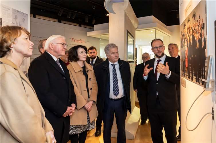 Elke Büdenbender (v.l.) und Bundespräsident Frank-Walter Steinmeier sowie ihre finnischen Gäste Jenni Haukio und Präsident Sauli Niinistö wurden von Scott Krause durch das Willy-Brandt-Forum geführt.  Foto: Heinz-Werner Lamberz/Bundeskanzler-Willy-Brandt-Stiftung