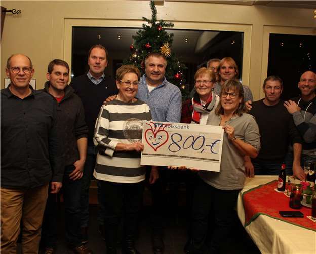 Elke Dahm, Helmar Hoffmann und Jutta Bell bei der Spendenübergabe. Foto: WK