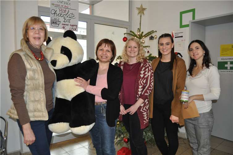 Elke Hofacker vom Schulleitungsteam überreichte die erste Sachspende an SOLWODI-Pressereferentin Ruth Müller. Verena Mertes (Zweite von rechts) und Manuela Bitiqi (rechts) engagierten sich mit weiteren Schülern und Schülerinnen. Julius-Wegeler-Schule