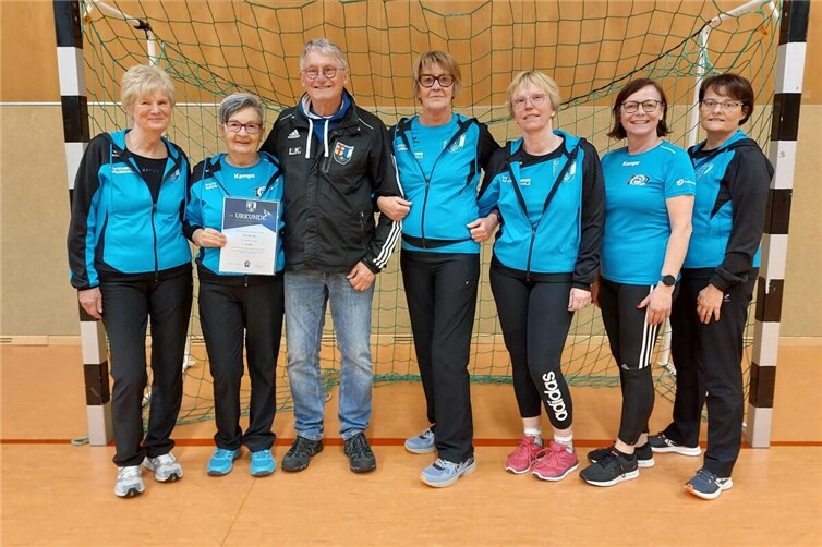 ,Elke Kirst (2. v. l.) erhielt von Lothar Kalter die verdiente Ehrenurkunde für 50jährige Mitgliedschaft im SV Ochtendung. Da sie an der Mitgliederversammlung nicht teilnehmen konnte, erfolgte die Ehrung im Kreis ihrer Sportkameradinnen der SV-Damen vor ihrer wöchentlichen Sportstunde in der Wernerseckhalle. Abteilungsleiterin Sabine Vogt und ihre Sportgruppe gratulierten hocherfreut. Sie brachten gleichzeitig zum Ausdruck, dass sie sich über personellen Zuwachs montagabends ab 19.30 Uhr ebenso freuen würden.Foto: Michael Wetterauer