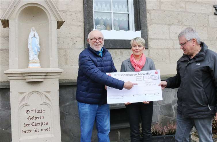 Elke Kühn, Mitarbeiterin der Kreissparkasse Ahrweiler, überreichte den Vorstandsmitgliedern des Steinhauervereins Weibern, Werner Wilms und Norbert Kraus (v. l.), einen Scheck in Höhe von 250 Euro für ihre Arbeiten.Foto: privat