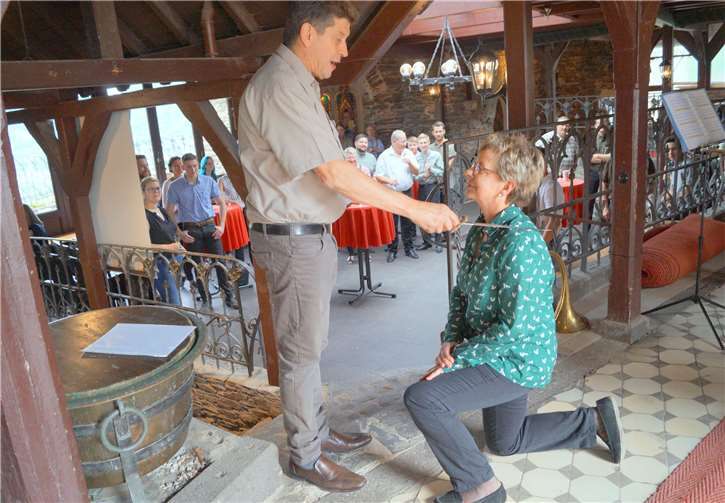 Elke Mainz erhielt als erste von „Josi“ Becker den Jägerschlag mit einem Hirschfänger.