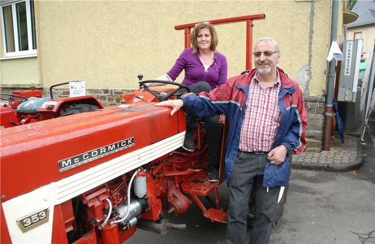 Elke Merz vom Gesangverein und Friedhelm Kurz vom Heimat-und Verschönerungsverein organisieren mit ihren Vereinen das jährliche Traktortreffen im Sayntal. Der rote McCormick ist Vereinseigentum des HVV.