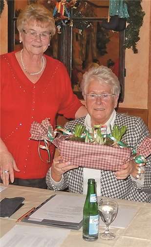 Elke Monreal bekam als Dank für viele Jahre vorbildlicher Kassentätigkeit ein Blumenpräsent von der Vorsitzenden Gerti Willkomm überreicht. privat