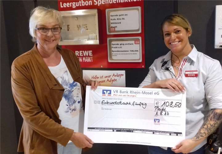 Elke Mürtz von der Cura Stiftung und Michelle Hill strahlten bei der Spendenübergabe um die Wette. privat