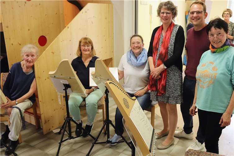 Elke Pollatz und Michael Schlag im Kreis des Veeh-Harfenorchesters. Foto: Hanno Steindorf
