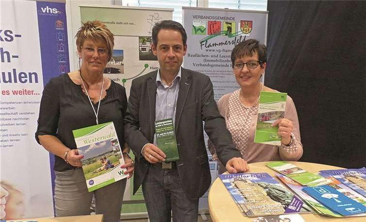 Elke Pott (rechts) und Birgit Schuster von der Verbandsgemeinde Flammersfeld warben zusammen mit Horhausens Ortsbürgermeister Thomas Schmidt für die Verbandsgemeinde als Tourismus- und Wirtschaftsregion.