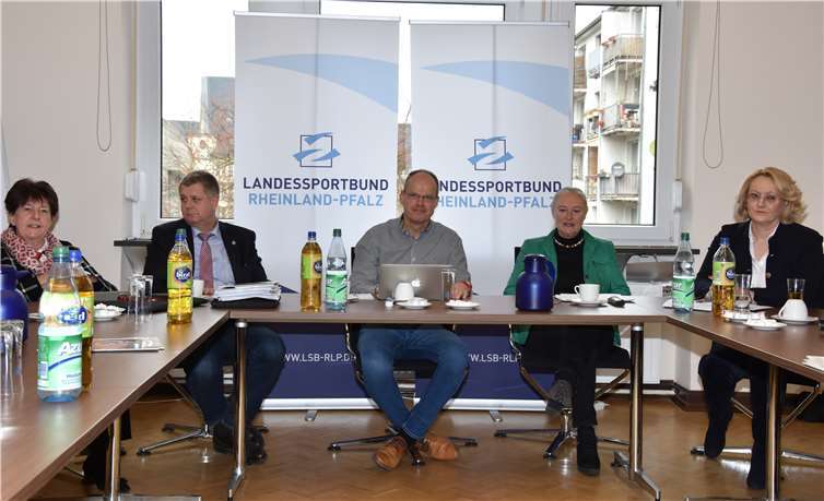 Elke Rottmüller (Präsidentin Sportbund Pfalz), Helmut Graf von Moltke (Präsident Sportbund Rheinhessen), Jochen Borchert (neuer LSB-Präsident), Monika Sauer (Präsidentin Sportbund Rheinland), Karin Beckhaus (LSB-Vizepräsidentin Finanzen) (v.l.). Quelle: Landessportbund Rheinland-Pfalz
