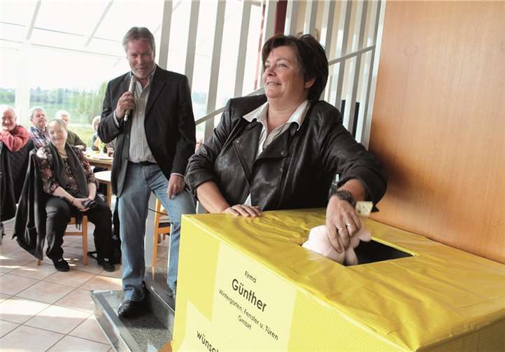 Elke Rüdig bei der Ziehung des „Gewinner-Schweinchens“ Nummer 50.