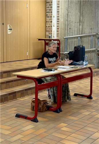 Elke Schlegel berichtete auf eindrucksvolle Weise von ihrem Leben in der ehemaligen DDR.  Fotos: Kathrin Dohle/ Fabian Haas