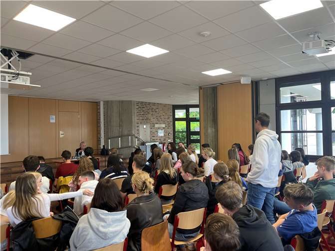 Elke Schlegel berichtete eindrucksvoll von ihren persönlichen Erlebnissen in der DDR.  Foto: KuBa