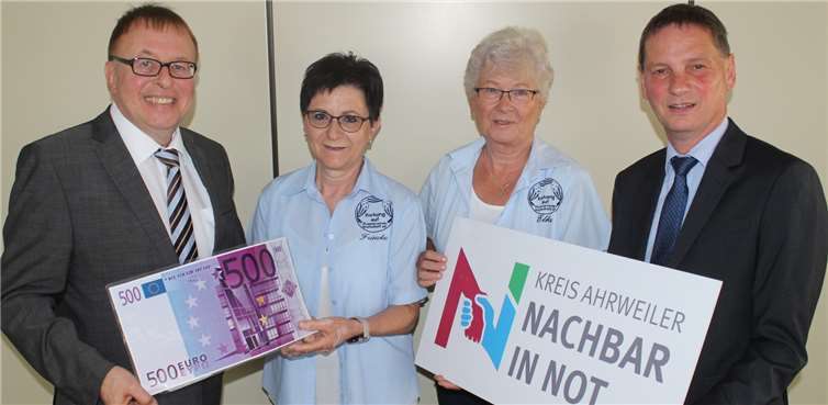 Elke Schmidt und Frauke Fischer-Engels übergaben 500 Euro für den Hilfsfonds „Nachbar in Not“ an Landrat Dr. Jürgen Pföhler und Karl-Heinz Porz (Sozialabteilung Kreis Ahrweiler).  DU