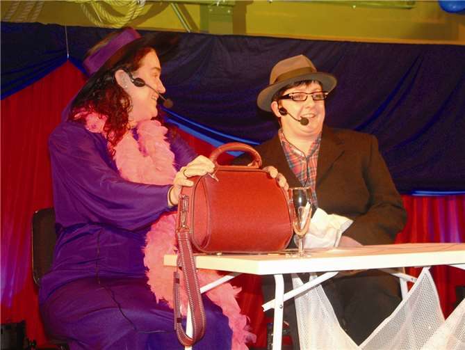 Elke Schnitzler und Bianca Schmitt brachten Gags aus einer „Langzeitehe“ und brillierten mit einem "Gespräch unter Kollegen".