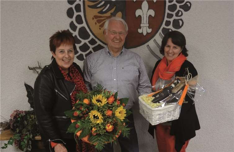 Elke Surges und Ingrid Näkel-Surges verabschiedeten Peter Zetzsche.  Privat