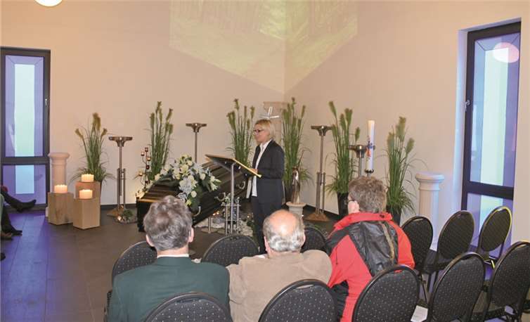 Elke Trevisany, eine freie Trauerrednerin, stellte unter anderem moderne Möglichkeiten für Trauerfeiern vor.