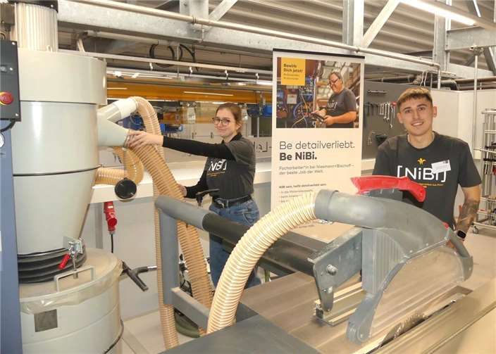Moderne Azubi-Lehrwerkstatt mit Weiterbildungsbereich Ella Hoffmann und Julian Birnstock sind bei Niesmann+Bischoff in der Ausbildung und von deren Angebotsvielfalt begeistert.