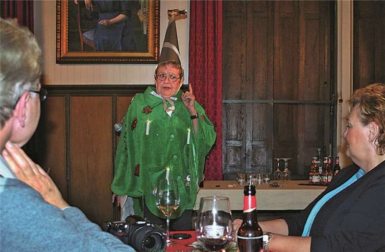 Ellen Collombon überraschte als „lebender Weihnachtsbaum“.