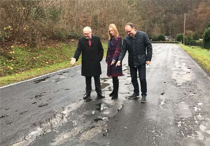 Ellen Demuth (Bildmitte) sieht bei den Landesstraßen im Kreis Neuwied dringenden Handlungsbedarf. privat