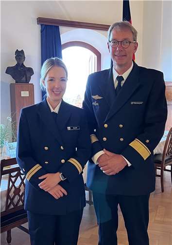 Ellen Demuth, MdL, mit dem Kommandeur der Marineschule Mürwik (MSM), Flottillenadmiral Jens Nemeyer.  Quelle: Büro von Ellen Demuth