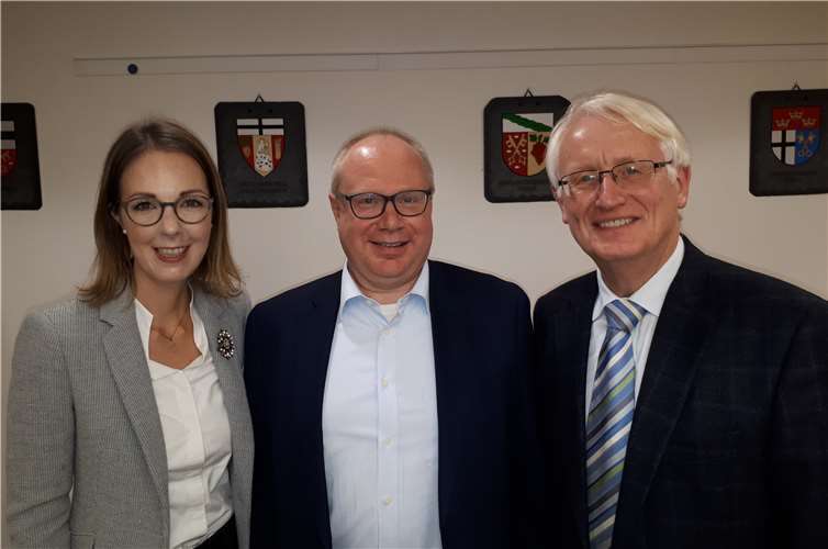 Ellen Demuth MdL und Bruchhausens Ortsbürgermeister Markus Fischer bieten nach Überzeugung des Vorsitzenden des CDU-Gemeindeverbandes Unkel, Dr. Heinz Schmitz (rechts), beste Voraussetzungen, erneut das Vertrauen der Bürger bei der Landtagswahl 2021 zu gewinnen. Foto: privat