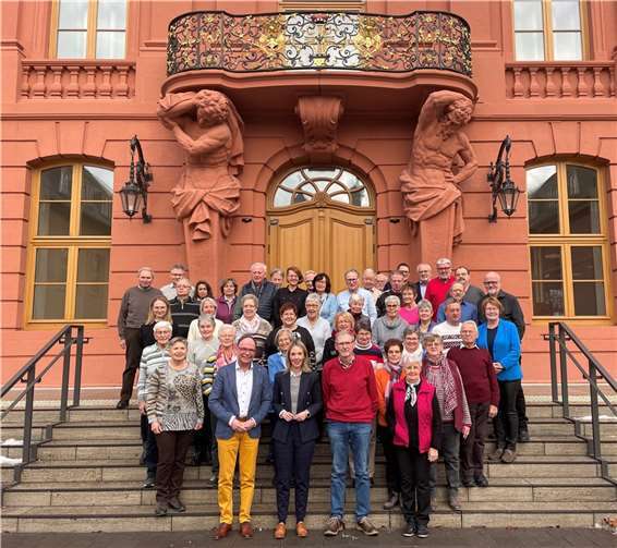 Ellen Demuth freute sich, eine Besuchergruppe aus Roßbach/Wied unter Leitung des Roßbacher Ortsbürgermeisters Thomas Boden im Landtag in Mainz begrüßen zu können.  Foto: Büro Ellen Demuth