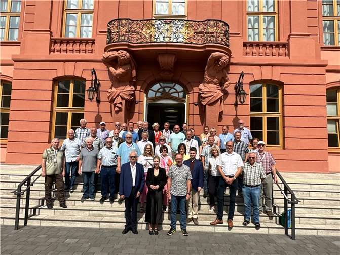 Ellen Demuth mit Besuchergruppe in Mainz.  Foto: Beate Kerres, Büro Ellen Demuth