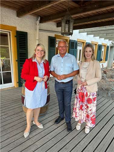 Ellen Demuth mit Landrat Achim Hallerbach und Christina Stumpp.  Foto: Büro Ellen Demuth