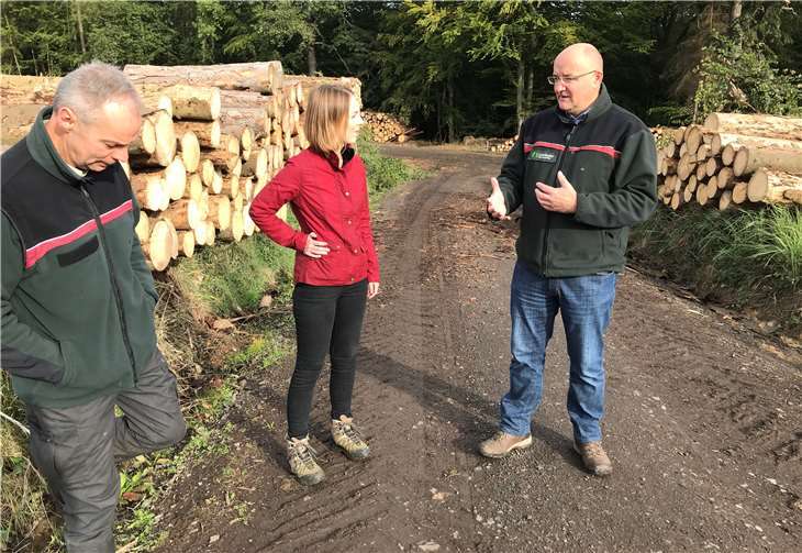 Ellen Demuth traf in dieser Woche den Forstamtsleiter Uwe Hoffmann vom Forstamt Dierdorf und Revierleiter Thomas Tullius im Revier Linz/Unkel.Foto: privat