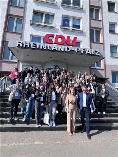 Ellen Demuth und Christian Baldauf begrüßten zahlreiche Jugendliche.  Foto: Büro Demuth