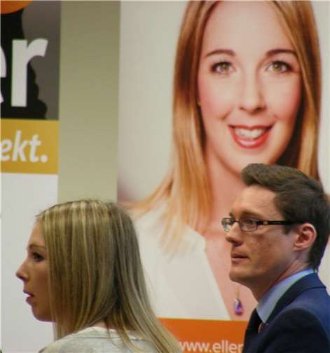 Ellen Demuth und Jörg Röder hören ihrem Kreisvorsitzenden Erwin Rüddel zu.