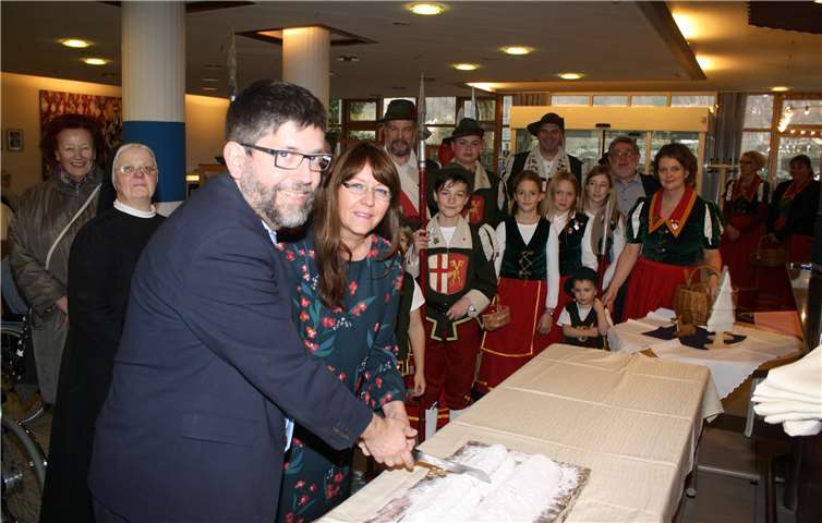Ellen Lohner und Bürgermeister Wolfgang Lambertz war es vorbehalten die süße Gaumenfreude im Altenheim St. Hedwig anzuschneiden.  TE