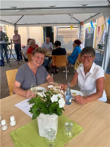 Ellen Maur (links) und Andrea Klaus (rechts) zauberten leckere Eierspeisen aus den gelegten Eiern!  Foto: Nadine Kreuser