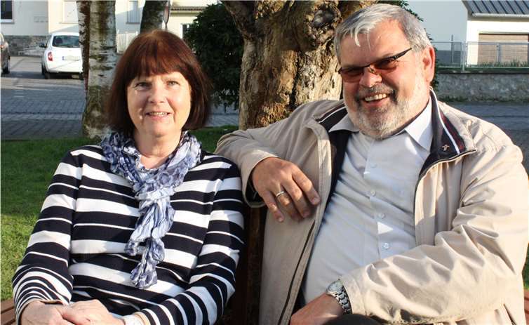 Ellen Michaelsen und Diakon Wilfried Voigt stehen den Trauernden zur Seite. privat