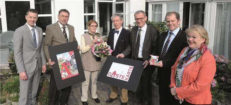 Ellen Romeike aus Meerbusch, bereits zum zehnten Mal im Kurhotel Klement zu Gast, erhielt die erste Gästekarte.  FIX