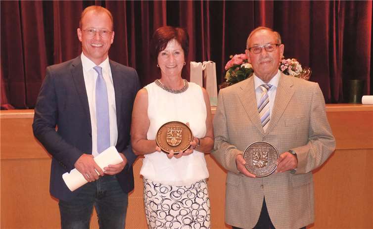 Ellen Rüber (Mitte) und Jürgen Rausch (r.) wurden mit dem kleinen Wappenteller ausgezeichnet.