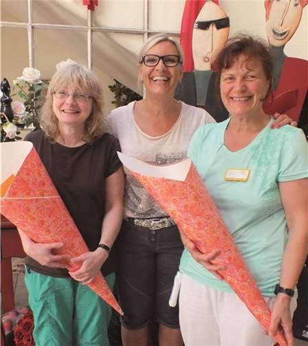 Ellen Schäfer begrüßt ihre neuen Auszubildenden. privat