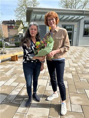 Ellen Schüller (rechts) überreicht der Schulleiterin Uta Schöberl einen Blumenstrauß zum Einzug Foto: privat